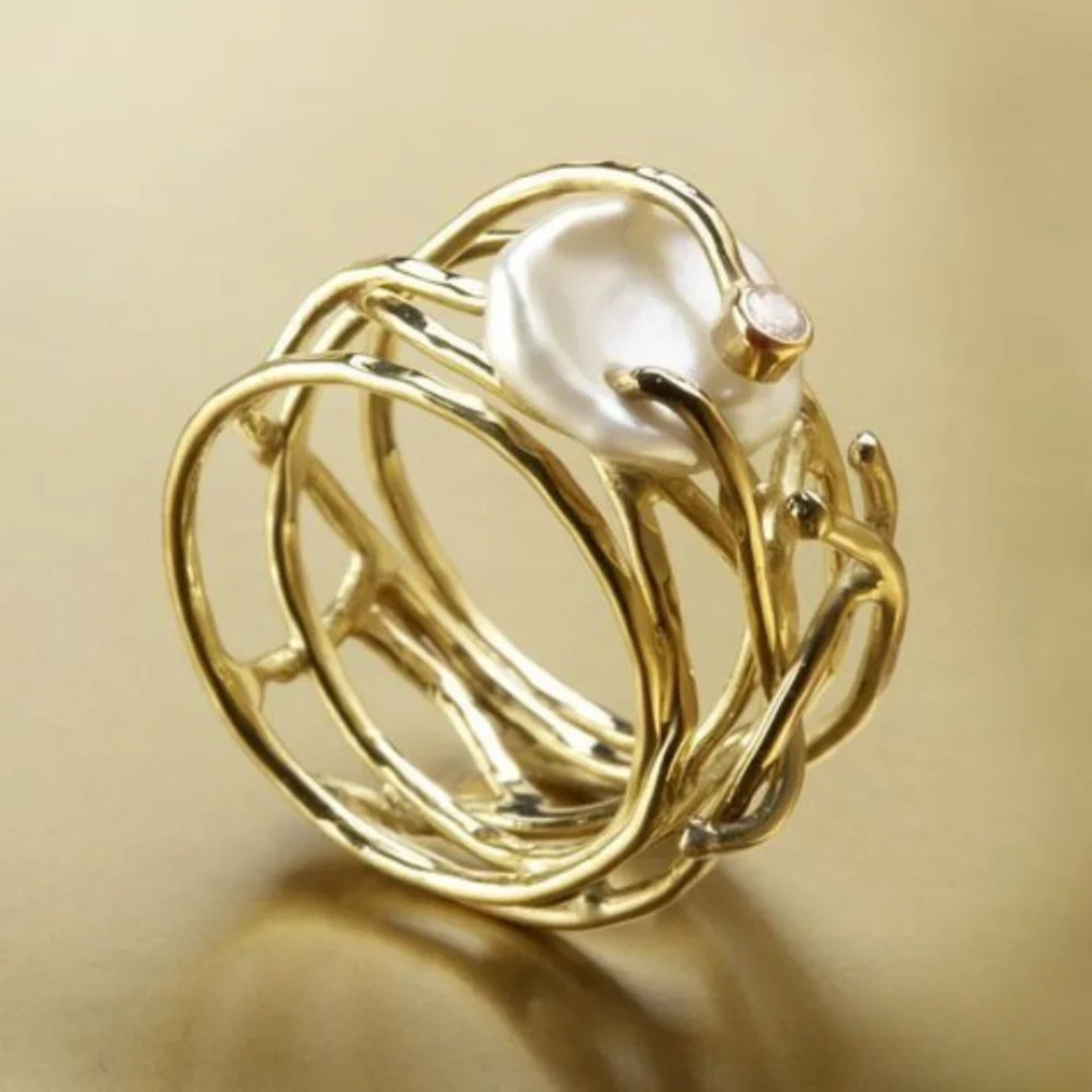 Lunara™ | Delicate Vintage Gold Ring for Women with Pearls